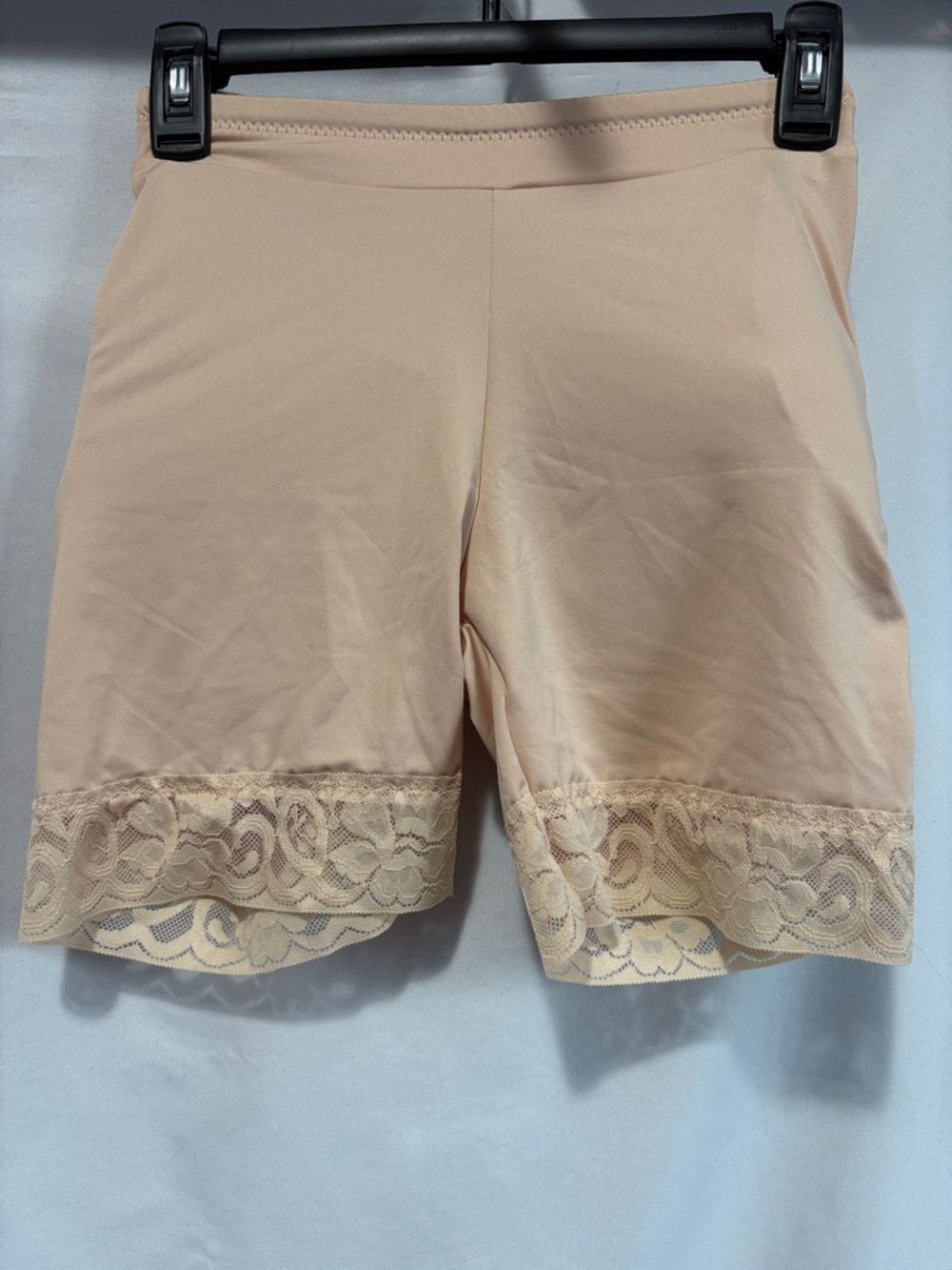 Seamless Lace-Hem Shaping Shorts in Nude SM377